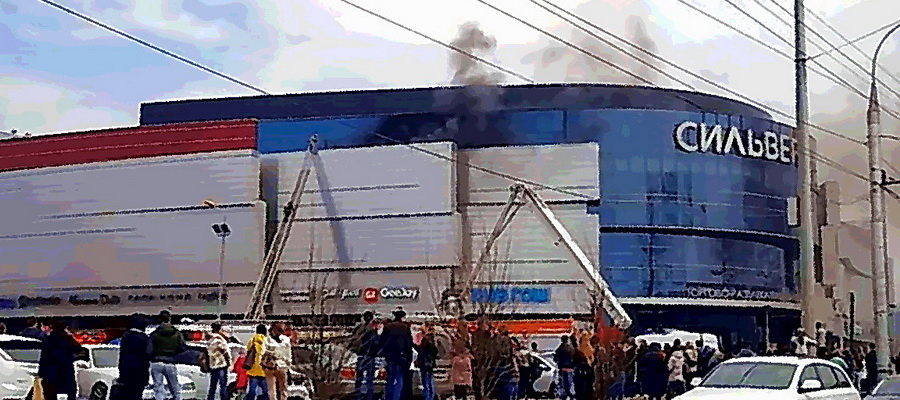 В Иркутске горит ТЦ «СильверМолл»